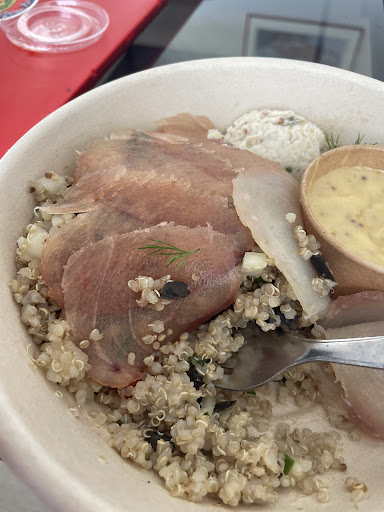 Au Poisson qui Fume, lunchbox de quinoa au poisson fumé avec rillette et sauce