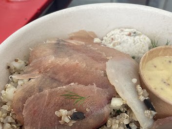 Au Poisson qui Fume, tranches de poisson fumé maison sur quinoa